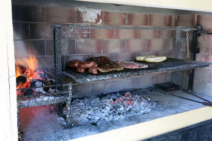 Argentinian grilling where the meat does not touch the flames