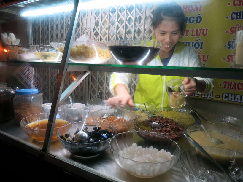Lady Serving Che Must Eat in Hanoi Authentic Food Quest